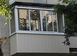 Остекление балкона алюминиевым профилем и отделка снаружи профнастил